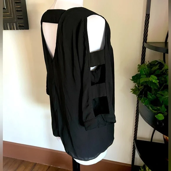 Flowing Black Blouse - Picture 6 of 8